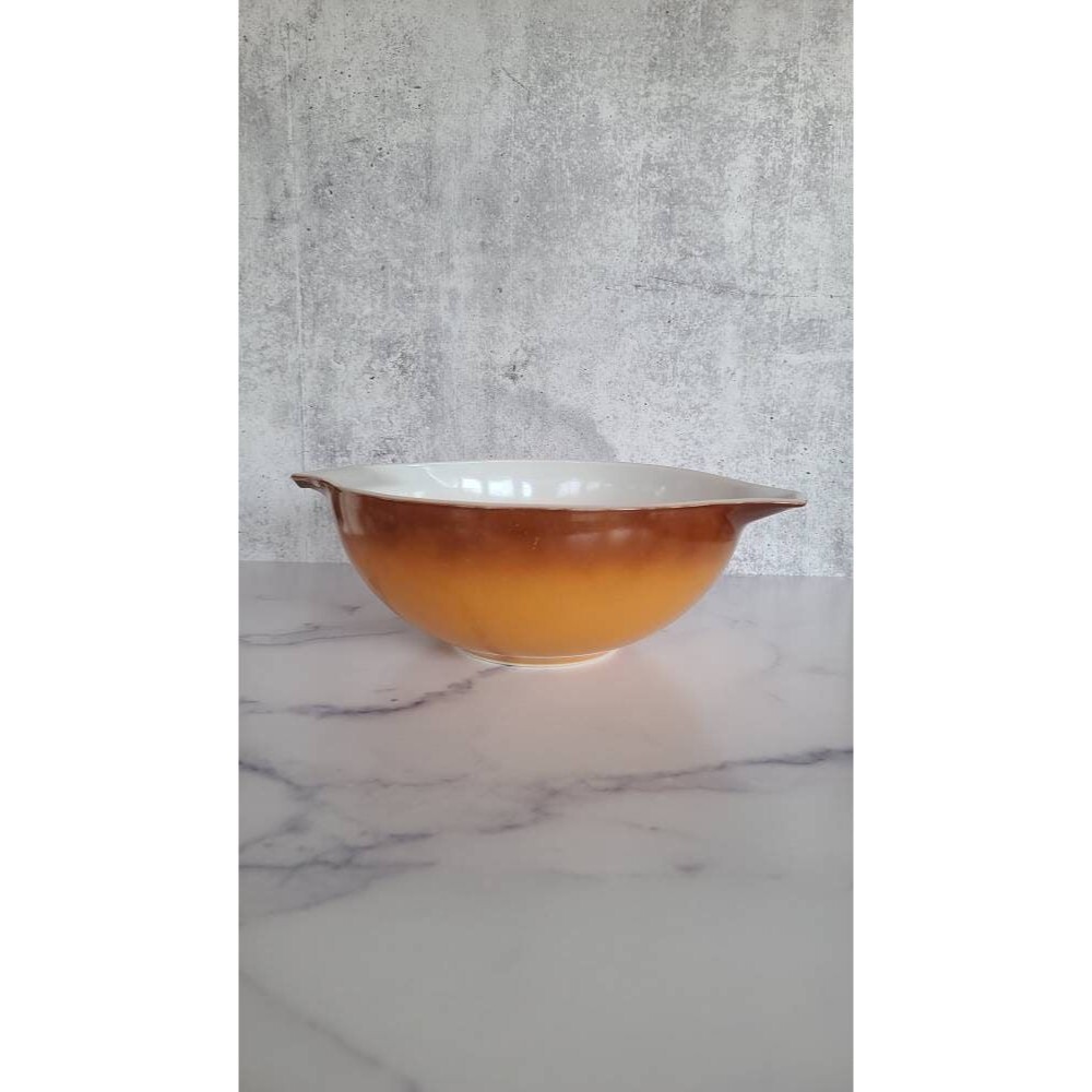 Large Spouted Pyrex Bowl - Picture 1 of 10